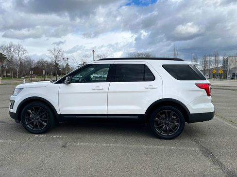 Used 2017 Ford Explorer XLT w/ Equipment Group 202A FWD image 8