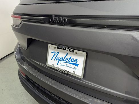 New 2025 Jeep Grand Cherokee Altitude image 8