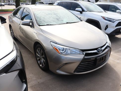 Used 2017 Toyota Camry XLE w/ Moonroof Package image 2