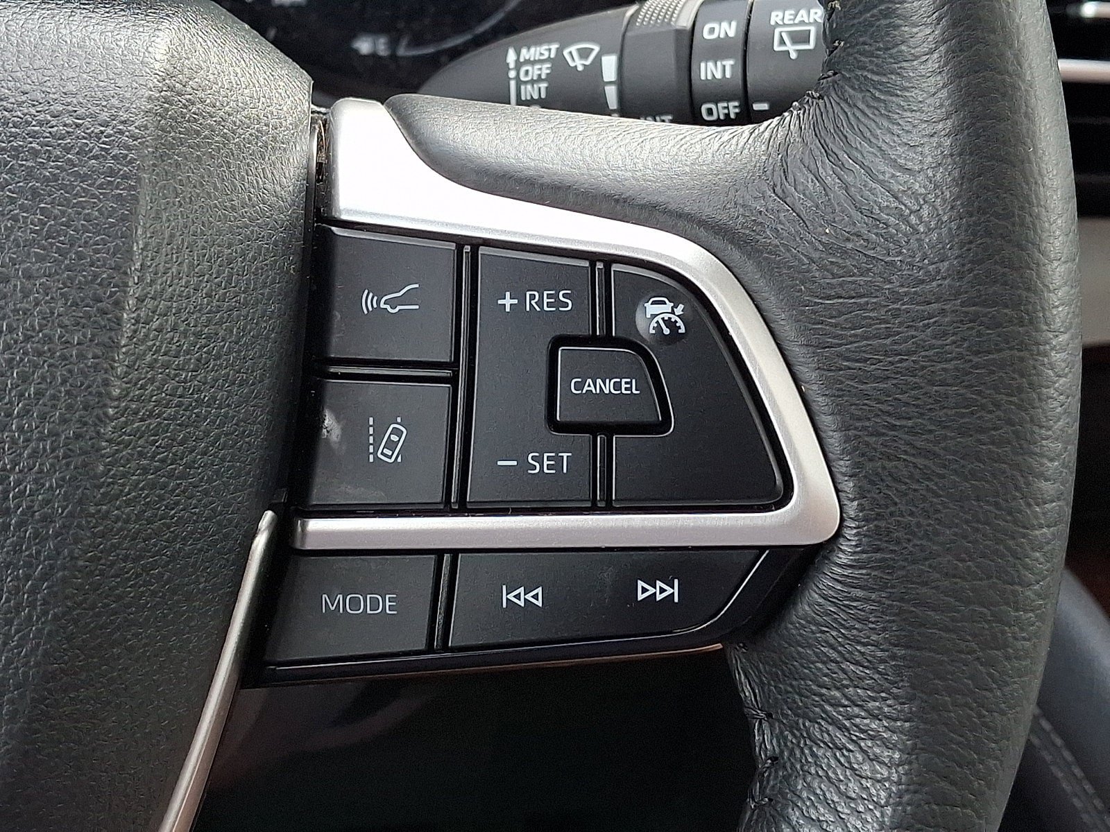 Used 2024 Toyota Sienna XLE FWD image 23