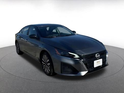 Used 2025 Nissan Altima 2.5 SV image 3