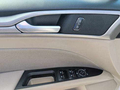 Used 2020 Ford Fusion SE image 9