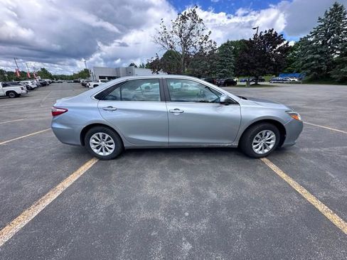 Used 2017 Toyota Camry LE FWD image 2