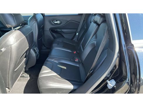 Used 2021 Jeep Cherokee Latitude Plus AWD/4WD image 18