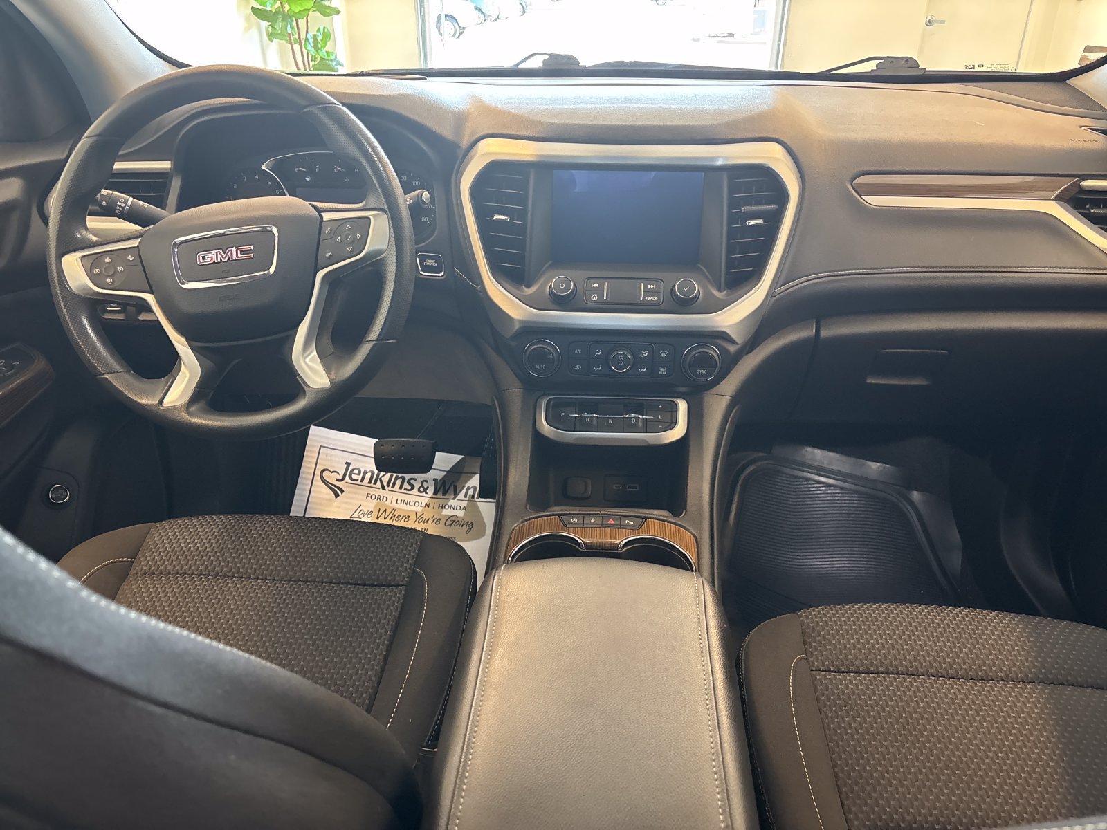 Used 2023 GMC Acadia SLE w/ Driver Convenience Package FWD image 8