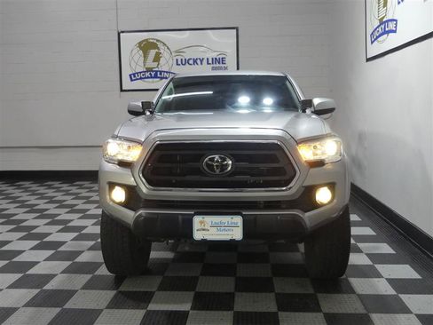 Used 2020 Toyota Tacoma SR5 w/ Blackout Package AWD/4WD image 2