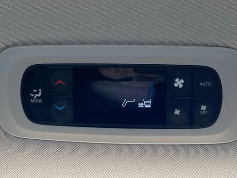 Used 2024 Chrysler Pacifica Touring-L FWD image 6