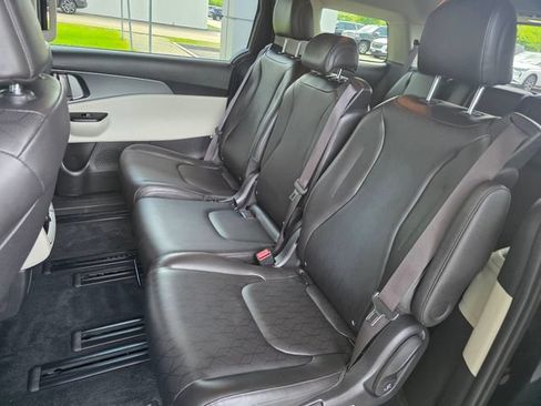 Used 2022 Kia Carnival LX FWD image 19
