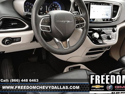 Used 2023 Chrysler Pacifica Touring-L FWD image 22