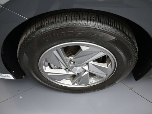Certified 2025 Hyundai Elantra SE FWD image 14