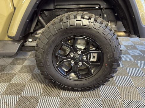 Used 2025 Jeep Gladiator High Tide image 13