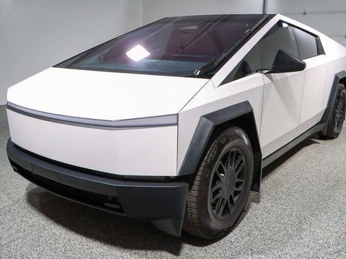 Used 2024 Tesla Cybertruck AWD Crew Cab image 27