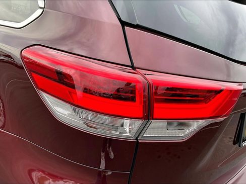 Used 2019 Toyota Highlander XLE FWD image 29