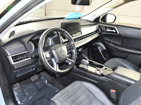 Used 2026 Mitsubishi Outlander AWD image 2