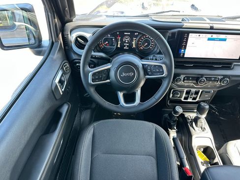 Used 2025 Jeep Wrangler Unlimited Sahara AWD/4WD image 21