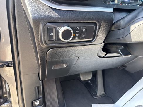 Used 2021 Ford Explorer XLT image 17