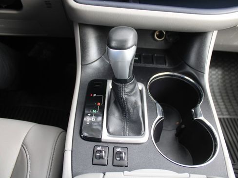 Used 2015 Toyota Highlander XLE image 38