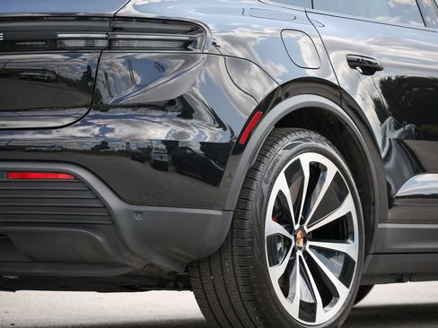 Certified 2025 Porsche Macan 4S Electric AWD/4WD image 32