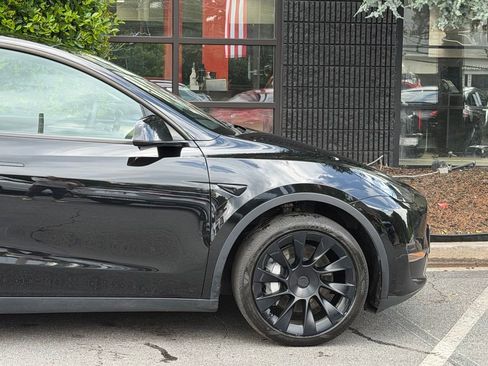 Used 2024 Tesla Model Y Long Range AWD/4WD image 22