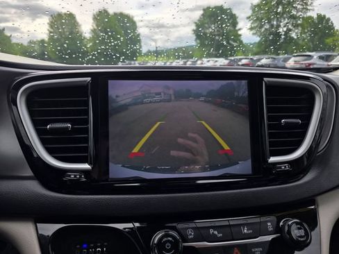 Used 2022 Chrysler Pacifica Touring-L FWD image 28