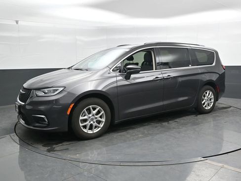 Used 2021 Chrysler Pacifica Touring-L w/ Uconnect Theater Family Group FWD image 8