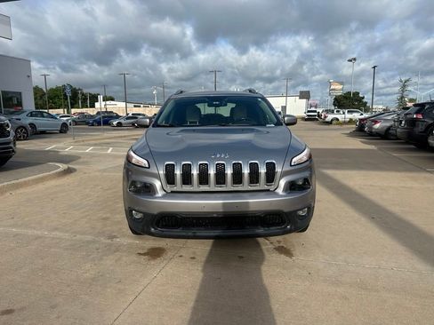 Used 2017 Jeep Cherokee Latitude w/ Comfort/Convenience Group AWD/4WD image 2