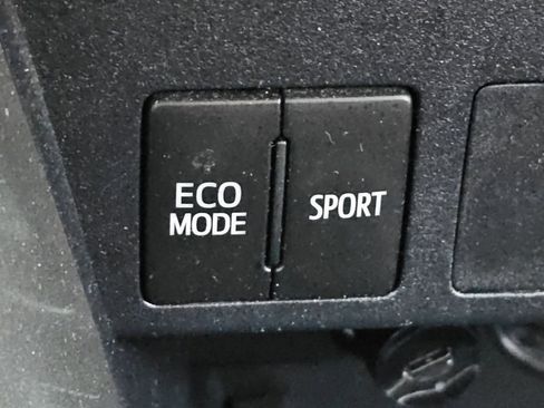 Used 2016 Toyota RAV4 LE image 9