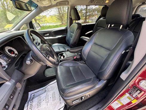 Used 2016 Toyota Sienna SE Premium FWD image 8