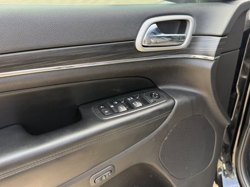 Used 2019 Jeep Grand Cherokee Limited AWD/4WD image 10