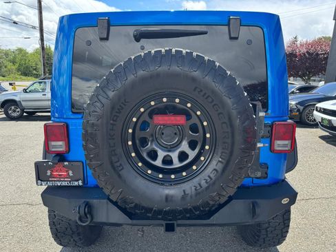 Used 2015 Jeep Wrangler Unlimited Sahara w/ Connectivity Group AWD/4WD image 19