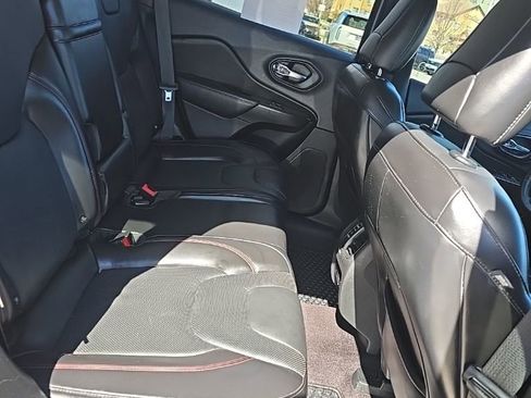 Used 2019 Jeep Cherokee Trailhawk image 11