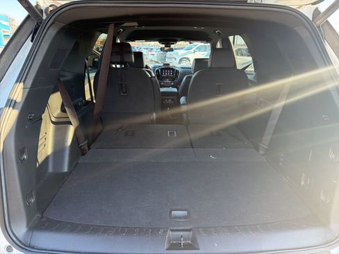 Used 2023 Chevrolet Traverse LT image 8