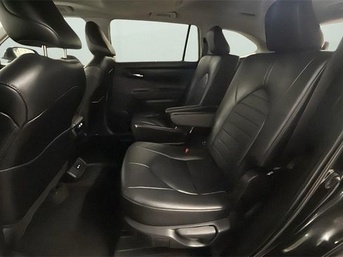 Used 2024 Toyota Highlander XLE image 14