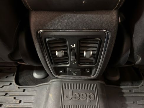 Used 2012 Jeep Grand Cherokee Overland image 27