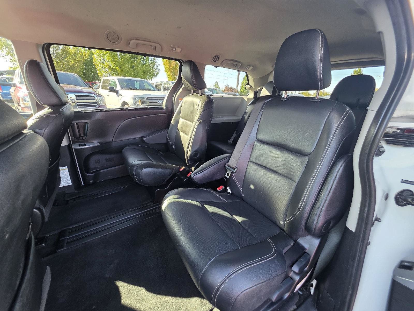Used 2015 Toyota Sienna SE FWD image 8