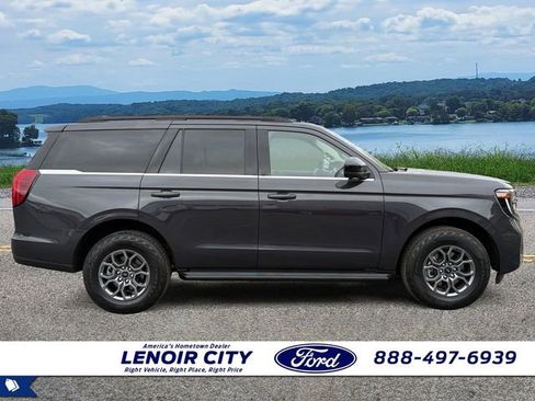Used 2025 Ford Expedition Active RWD image 2