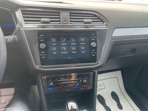 Used 2023 Volkswagen Tiguan SE w/ Panoramic Sunroof Package image 29