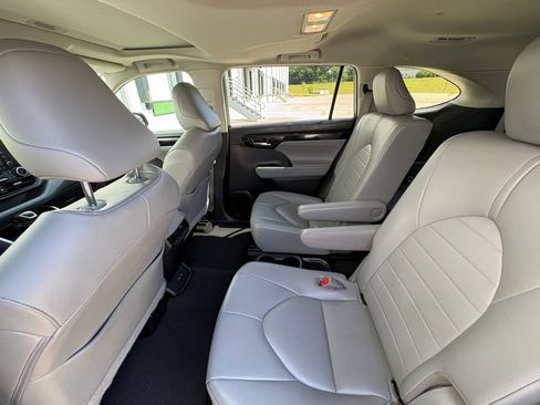 Used 2020 Toyota Highlander XLE FWD image 20