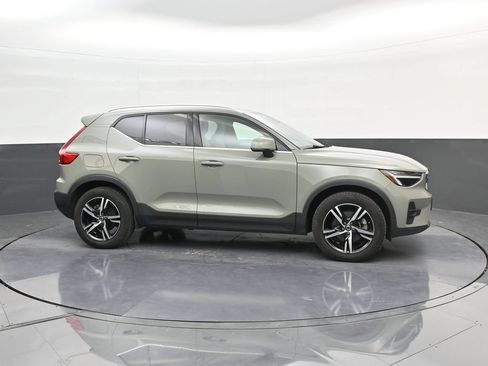 Used 2023 Volvo XC40 B5 Plus AWD/4WD image 9