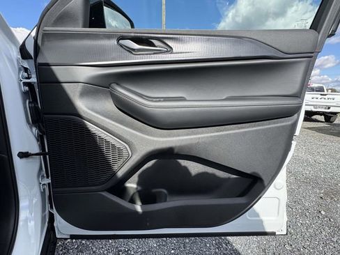 New 2025 Jeep Grand Cherokee L Altitude image 12