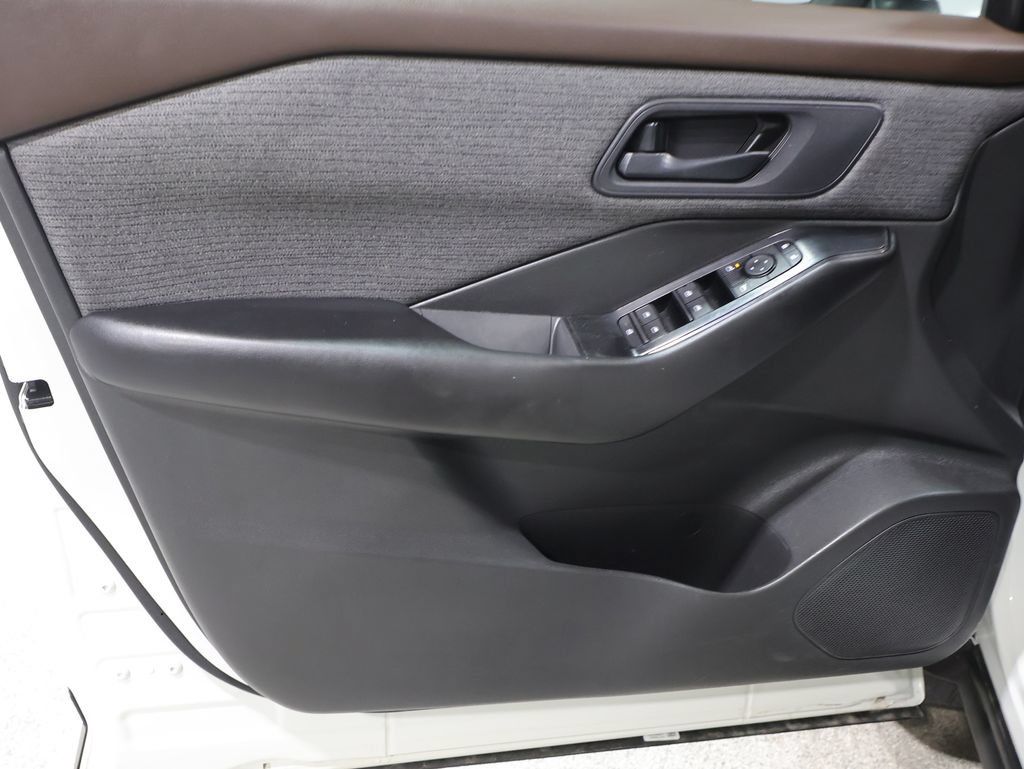 Used 2023 Nissan Rogue S AWD/4WD image 23