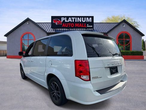 Used 2017 Dodge Grand Caravan SE FWD image 4