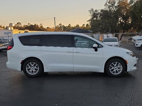 Used 2023 Chrysler Voyager LX image 8