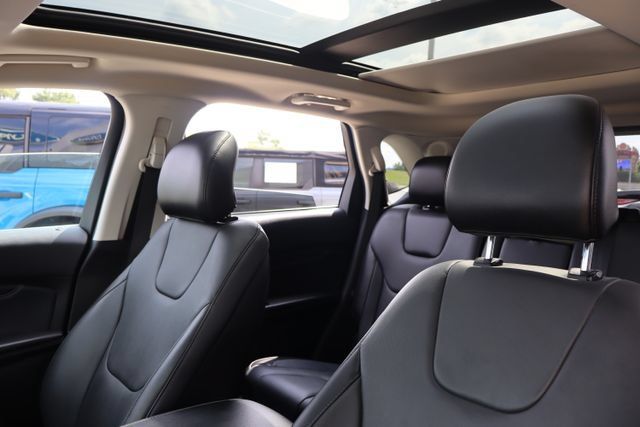 Used 2017 Ford Edge Titanium w/ Technology Package AWD/4WD image 17