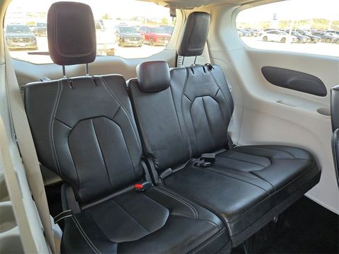 Used 2024 Chrysler Pacifica Touring-L image 23