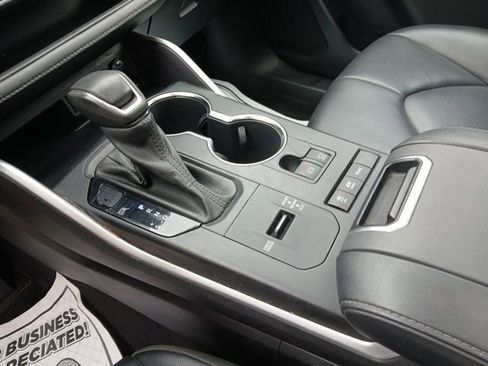 Used 2022 Toyota Highlander XLE image 27