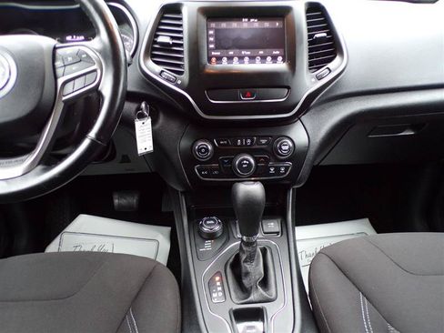 Used 2020 Jeep Cherokee Latitude w/ Cold Weather Group AWD/4WD image 30
