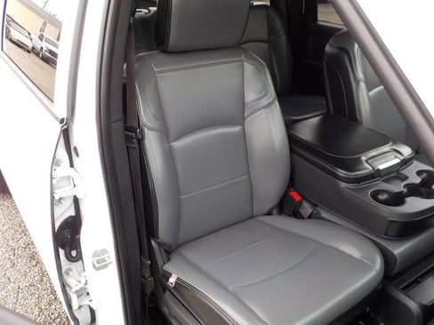 Used 2022 RAM 2500 Tradesman w/ Chrome Appearance Group image 27