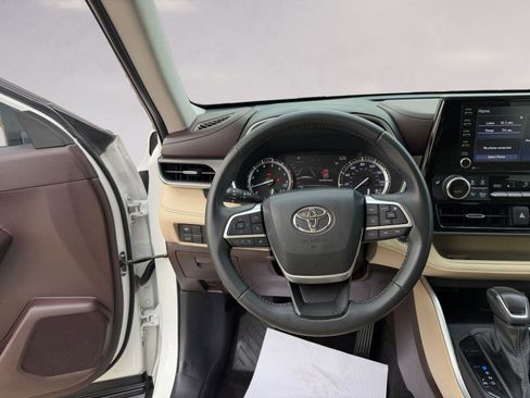Used 2022 Toyota Highlander XLE image 12
