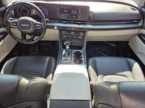 Used 2022 Kia Carnival LX image 16